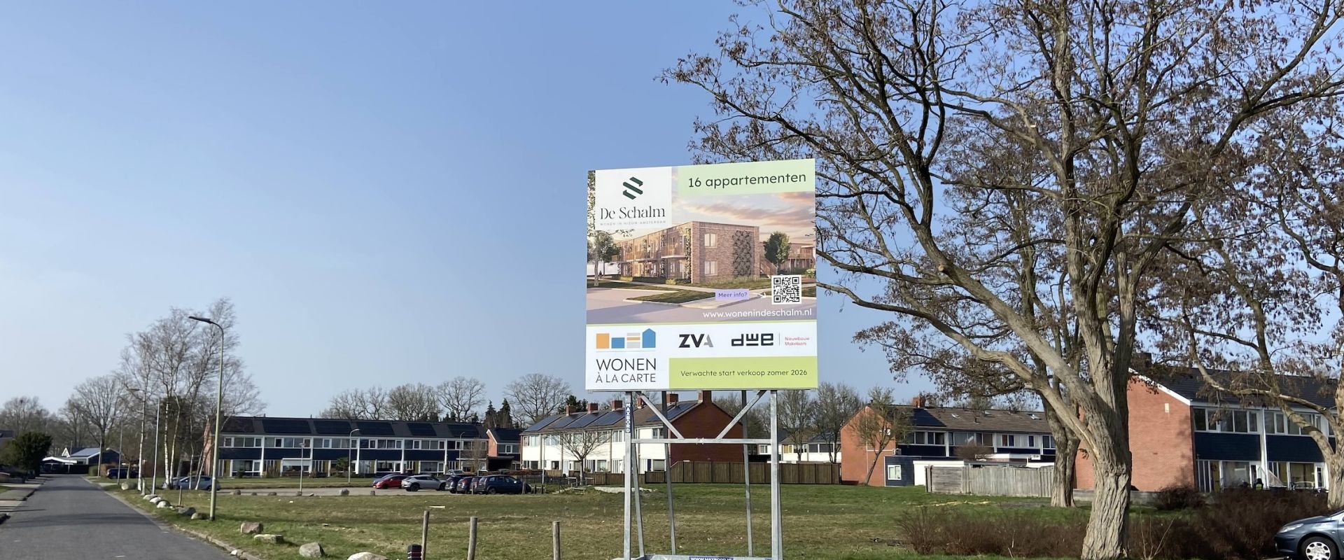 Bouwbord geplaatst voor 16 betaalbare appartementen in Nieuw-Amsterdam