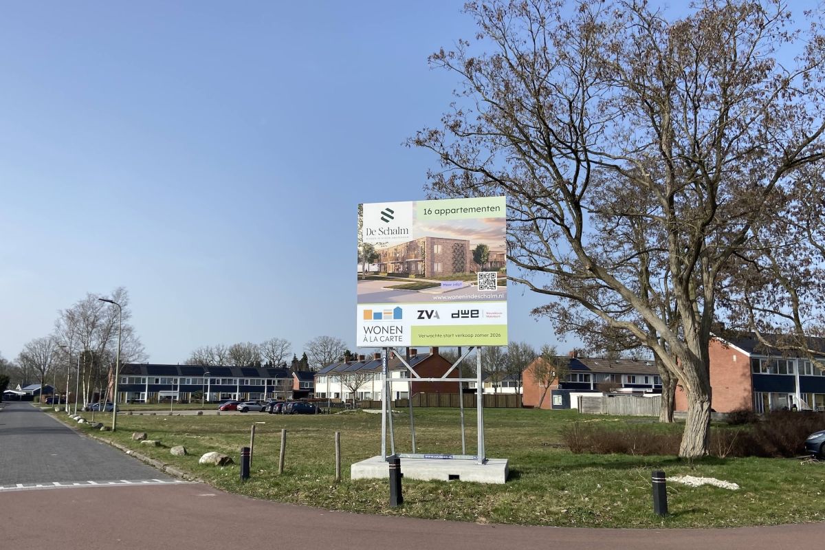 Bouwbord geplaatst voor 16 betaalbare appartementen in Nieuw-Amsterdam