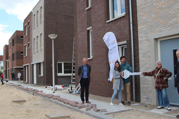 Eerste bewoners MO-project Het Nieuwe Water in Delft ontvangen de sleutel : Eerste bewoners MO-project Het Nieuwe Water in Delft ontvangen de sleutel