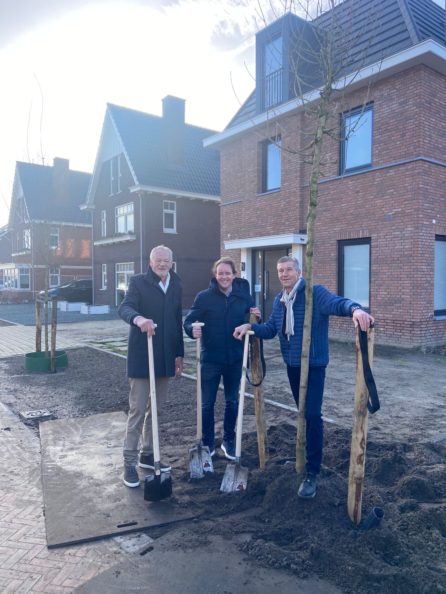 Een boom en insectenhotel als afronding project Wonen in Buyten. :