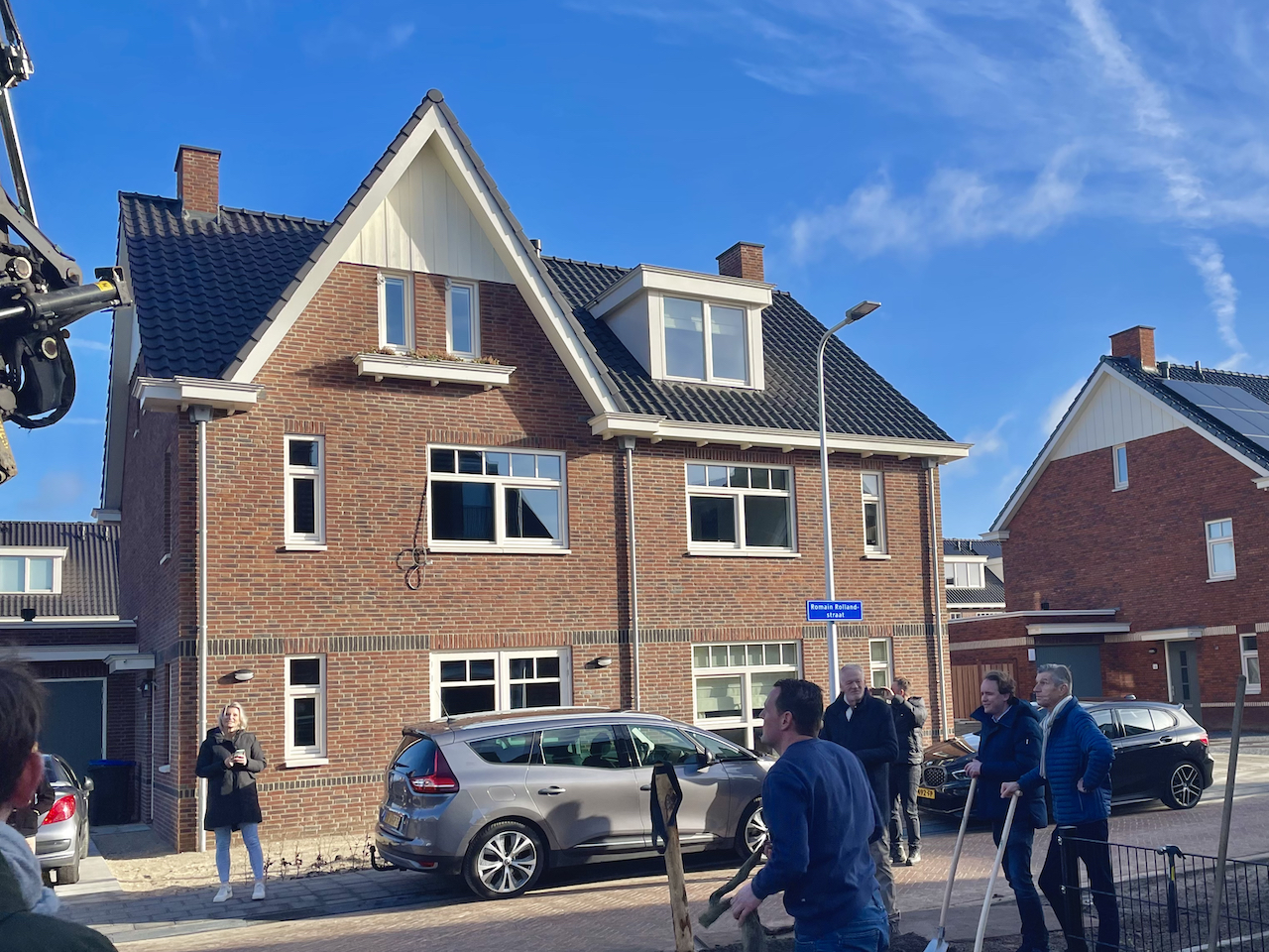 Een boom en insectenhotel als afronding project Wonen in Buyten. :