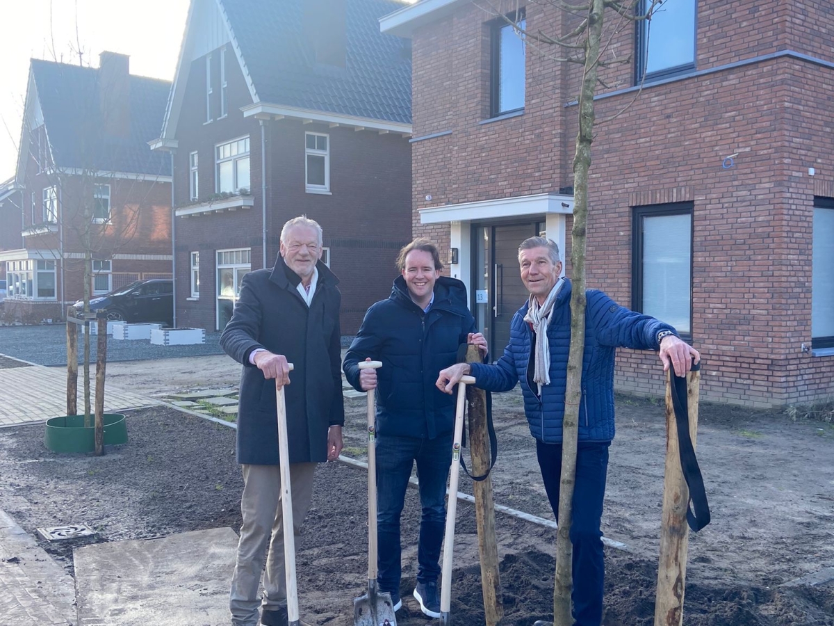 Een boom en insectenhotel als afronding project Wonen in Buyten.