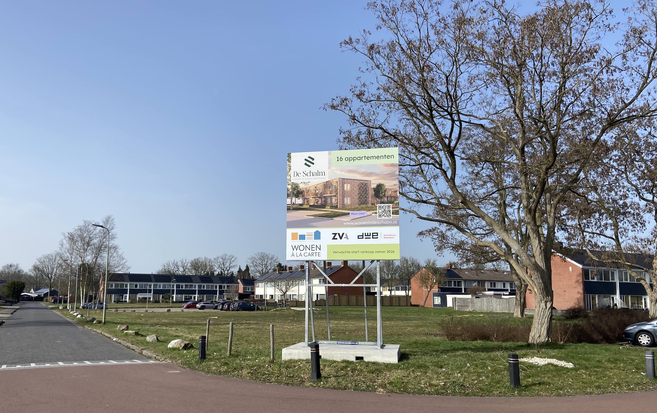 Bouwbord geplaatst voor 16 betaalbare appartementen in Nieuw-Amsterdam : Bouwbord onthuld voor 16 betaalbare appartementen in Nieuw-Amsterdam