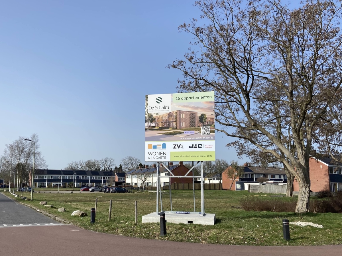 Bouwbord geplaatst voor 16 betaalbare appartementen in Nieuw-Amsterdam
