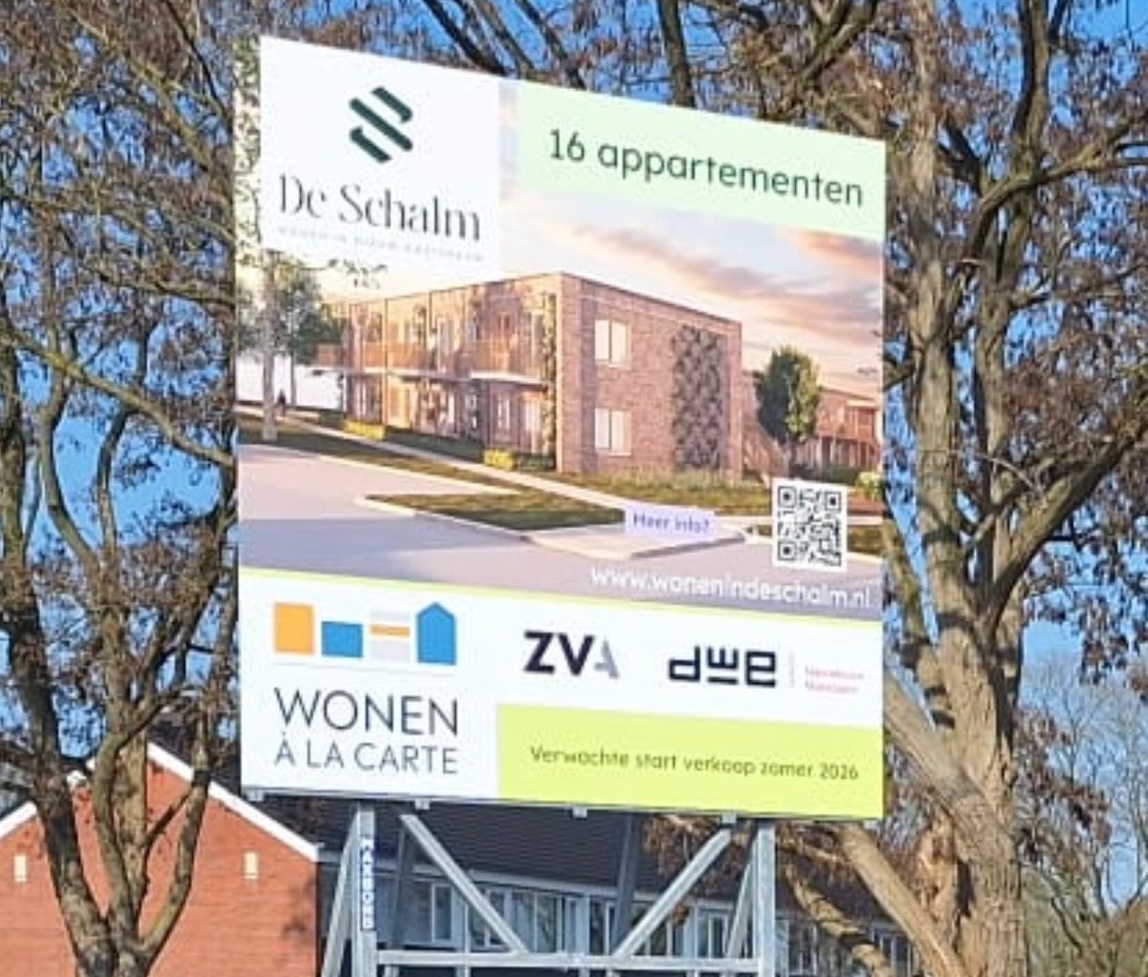 Bouwbord onthuld voor 16 betaalbare appartementen in Nieuw-Amsterdam : Bouwbord onthuld voor 16 betaalbare appartementen in Nieuw-Amsterdam