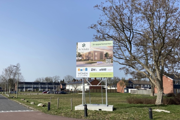 Bouwbord geplaatst voor 16 betaalbare appartementen in Nieuw-Amsterdam : Bouwbord onthuld voor 16 betaalbare appartementen in Nieuw-Amsterdam