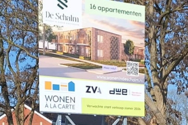 Bouwbord onthuld voor 16 betaalbare appartementen in Nieuw-Amsterdam : Bouwbord onthuld voor 16 betaalbare appartementen in Nieuw-Amsterdam